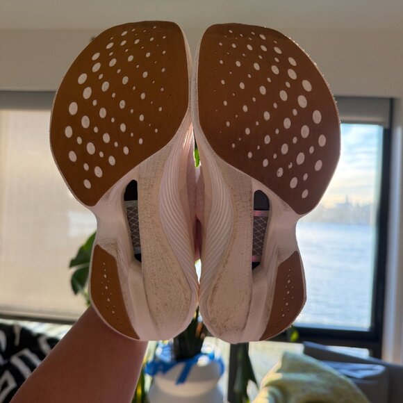 (<8 miles) Saucony Endorphin Elite Running Shoes- Size Women's 7.5 - white, gold - Picture 3 of 6